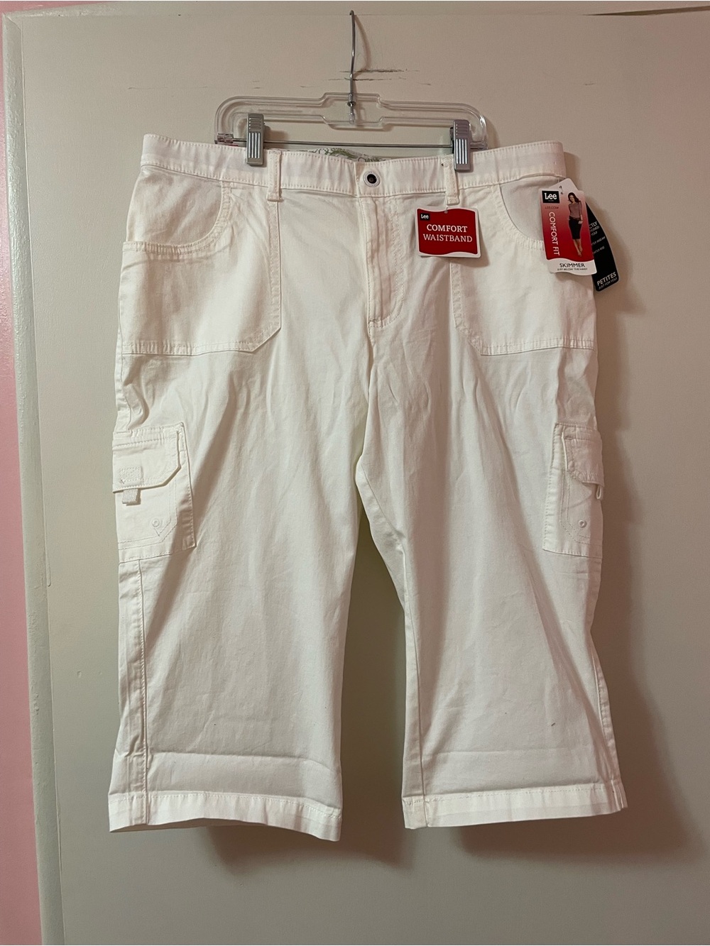 Lee white NWT capri pants with cargo pockets